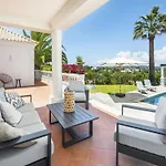 Romantic 3-bedroom Near Βίλα