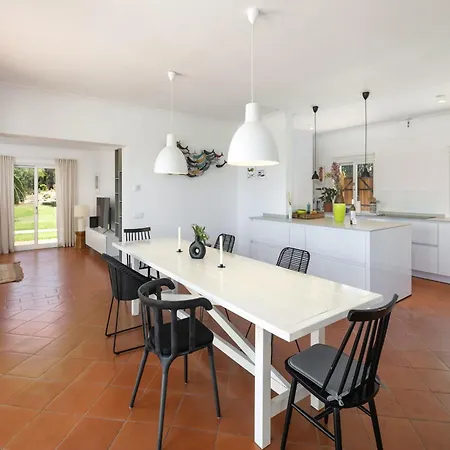Romantic 3-bedroom Near Καρβοέιρο