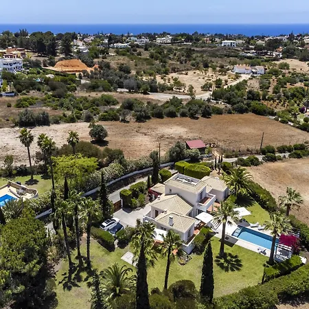 Romantic 3-bedroom Near Villa *