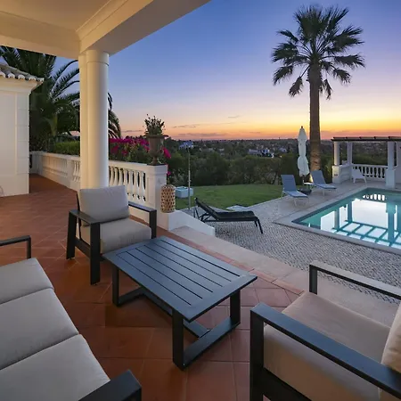 Romantic 3-bedroom Near *