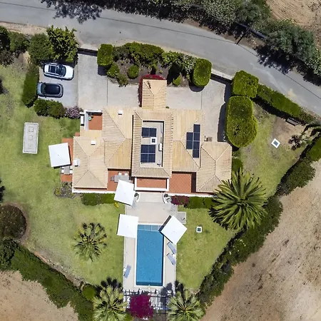 Romantic 3-bedroom Near Villa