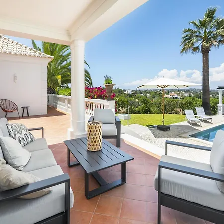 Romantic 3-bedroom Near Villa